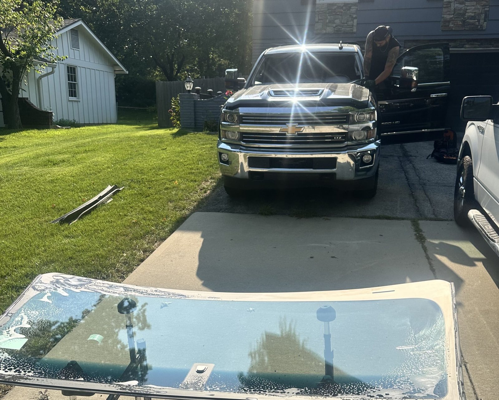 Windshield replacement finished on site by Vtrum AutoGlass